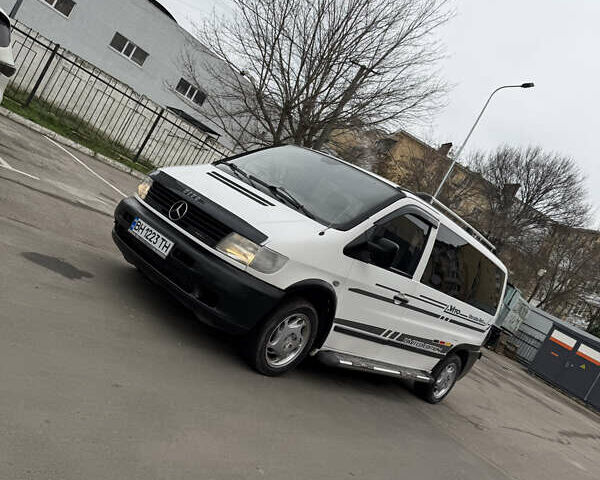 Белый Мерседес Вито, объемом двигателя 2.15 л и пробегом 300 тыс. км за 4199 $, фото 1 на Automoto.ua