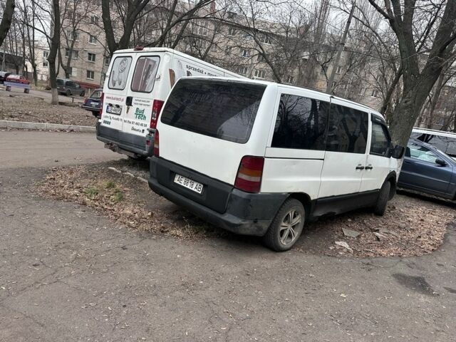 Белый Мерседес Вито, объемом двигателя 2.2 л и пробегом 333 тыс. км за 2200 $, фото 2 на Automoto.ua
