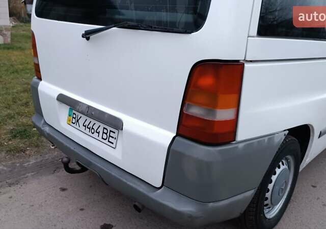 Белый Мерседес Вито, объемом двигателя 2.2 л и пробегом 300 тыс. км за 3750 $, фото 26 на Automoto.ua