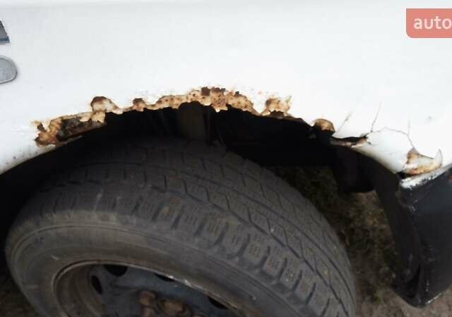 Белый Мерседес Вито, объемом двигателя 2.15 л и пробегом 300 тыс. км за 2100 $, фото 2 на Automoto.ua