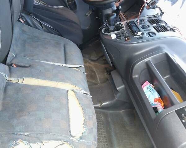 Белый Мерседес Вито, объемом двигателя 2.15 л и пробегом 300 тыс. км за 2100 $, фото 7 на Automoto.ua