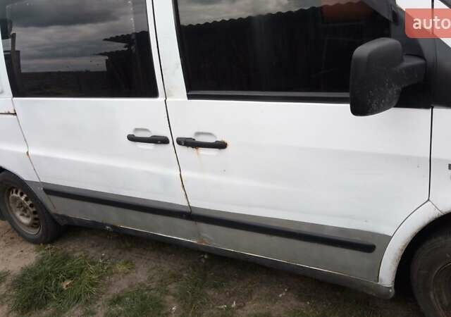 Белый Мерседес Вито, объемом двигателя 2.15 л и пробегом 300 тыс. км за 2100 $, фото 5 на Automoto.ua