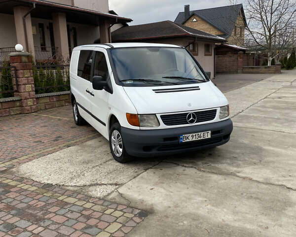 Белый Мерседес Вито, объемом двигателя 2.2 л и пробегом 480 тыс. км за 3500 $, фото 3 на Automoto.ua