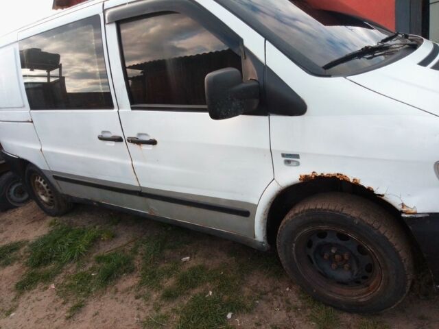 Белый Мерседес Вито, объемом двигателя 2.1 л и пробегом 300 тыс. км за 2100 $, фото 3 на Automoto.ua