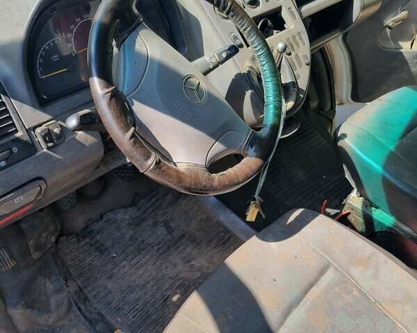 Белый Мерседес Вито, объемом двигателя 2.15 л и пробегом 443 тыс. км за 2900 $, фото 3 на Automoto.ua