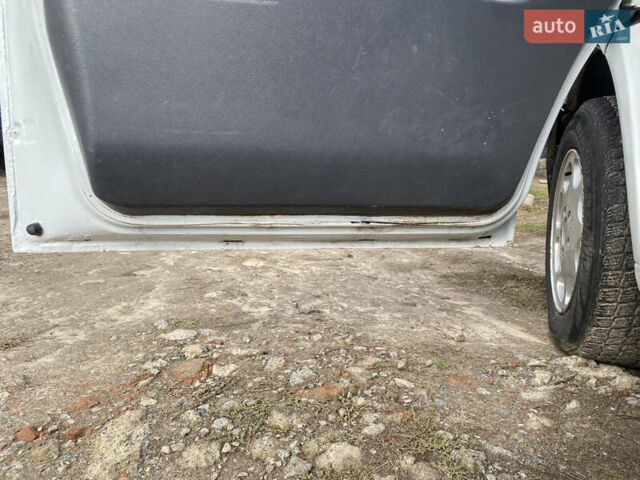 Белый Мерседес Вито, объемом двигателя 2.2 л и пробегом 380 тыс. км за 5300 $, фото 9 на Automoto.ua