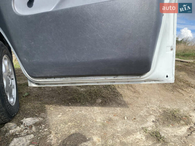 Белый Мерседес Вито, объемом двигателя 2.2 л и пробегом 380 тыс. км за 5300 $, фото 7 на Automoto.ua