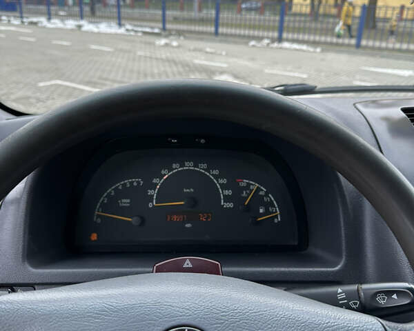 Белый Мерседес Вито, объемом двигателя 2.15 л и пробегом 320 тыс. км за 4800 $, фото 7 на Automoto.ua