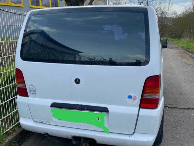 Белый Мерседес Вито, объемом двигателя 2.2 л и пробегом 500 тыс. км за 4659 $, фото 2 на Automoto.ua
