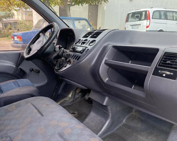 Белый Мерседес Вито, объемом двигателя 2.2 л и пробегом 380 тыс. км за 5300 $, фото 6 на Automoto.ua