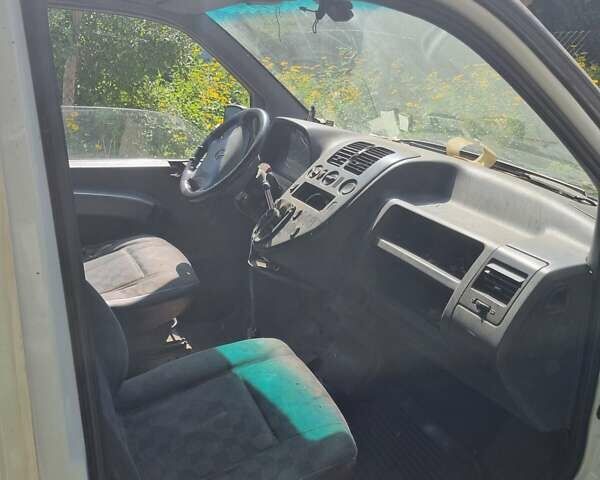 Белый Мерседес Вито, объемом двигателя 2.15 л и пробегом 443 тыс. км за 2900 $, фото 2 на Automoto.ua