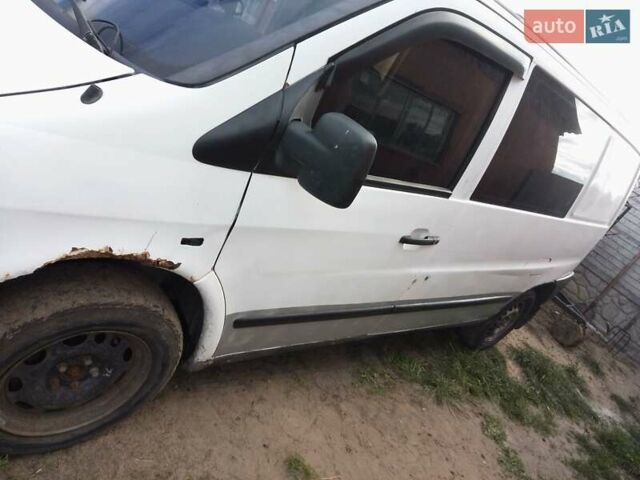 Белый Мерседес Вито, объемом двигателя 2.15 л и пробегом 300 тыс. км за 2100 $, фото 3 на Automoto.ua