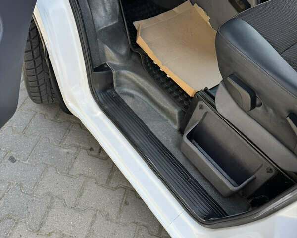 Белый Мерседес Вито, объемом двигателя 2.15 л и пробегом 302 тыс. км за 7400 $, фото 52 на Automoto.ua