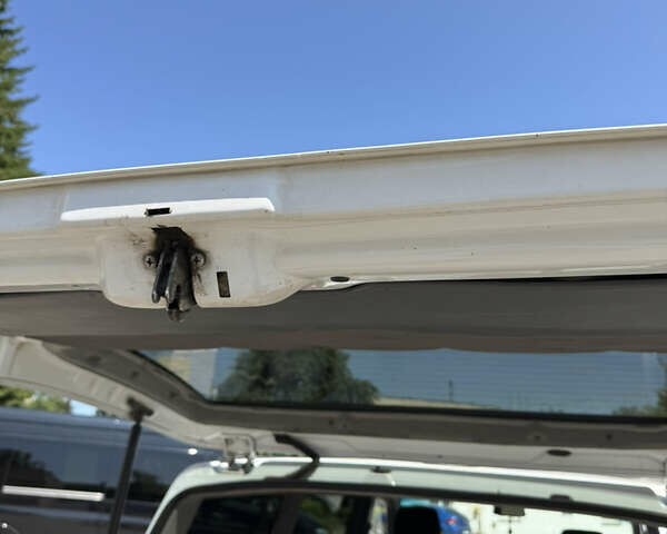 Белый Мерседес Вито, объемом двигателя 2.15 л и пробегом 301 тыс. км за 7300 $, фото 30 на Automoto.ua