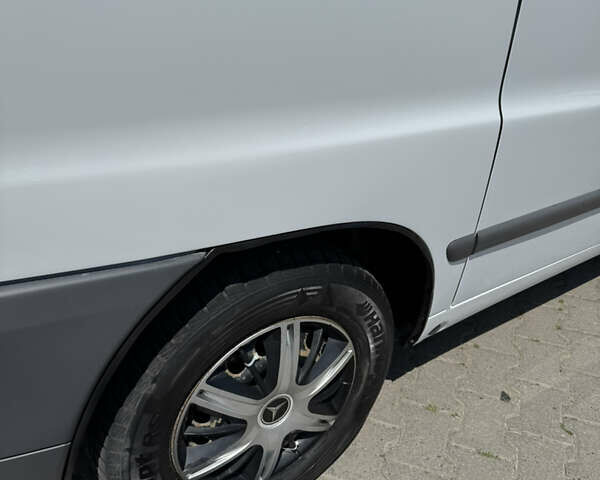 Белый Мерседес Вито, объемом двигателя 2.15 л и пробегом 301 тыс. км за 7300 $, фото 18 на Automoto.ua