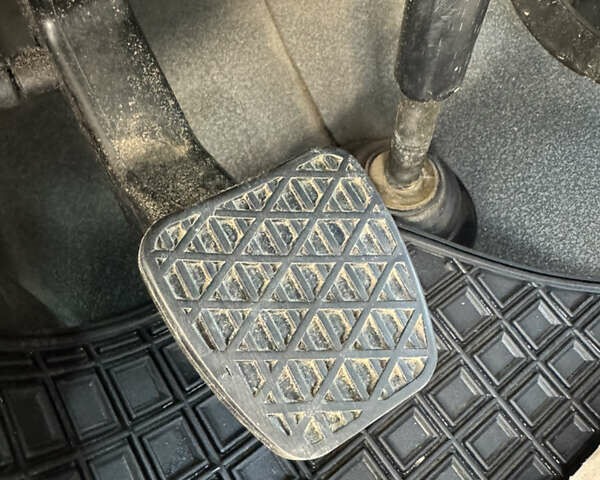 Белый Мерседес Вито, объемом двигателя 2.15 л и пробегом 302 тыс. км за 7400 $, фото 30 на Automoto.ua