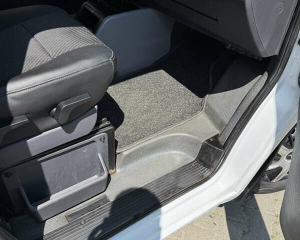 Белый Мерседес Вито, объемом двигателя 2.15 л и пробегом 302 тыс. км за 7400 $, фото 22 на Automoto.ua