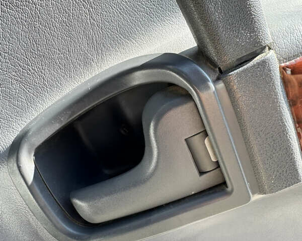 Белый Мерседес Вито, объемом двигателя 2.15 л и пробегом 301 тыс. км за 7300 $, фото 28 на Automoto.ua