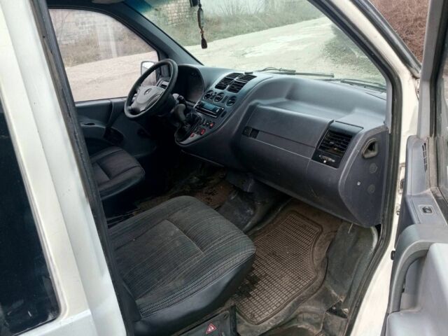 Белый Мерседес Вито, объемом двигателя 2.2 л и пробегом 500 тыс. км за 4200 $, фото 5 на Automoto.ua