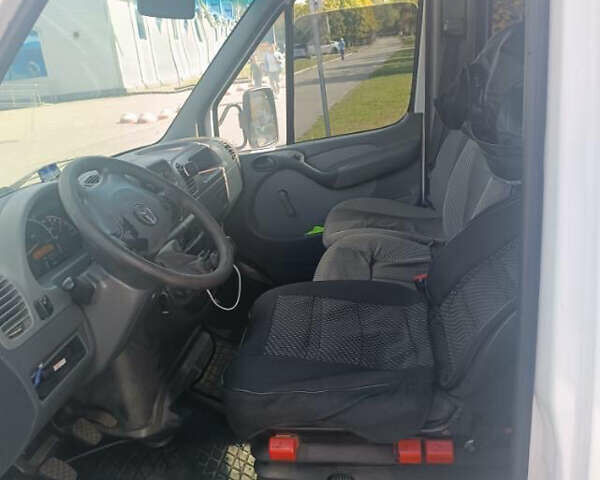 Белый Мерседес Вито, объемом двигателя 2.15 л и пробегом 700 тыс. км за 8200 $, фото 8 на Automoto.ua