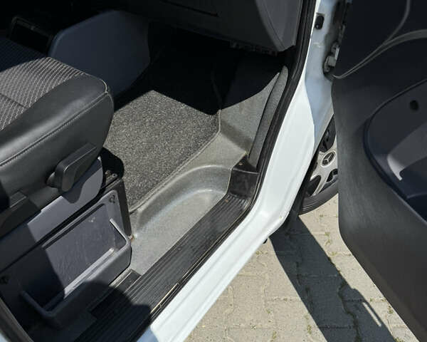 Белый Мерседес Вито, объемом двигателя 2.15 л и пробегом 302 тыс. км за 7400 $, фото 47 на Automoto.ua