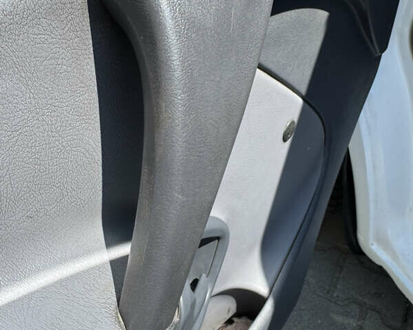 Белый Мерседес Вито, объемом двигателя 2.15 л и пробегом 301 тыс. км за 7300 $, фото 52 на Automoto.ua