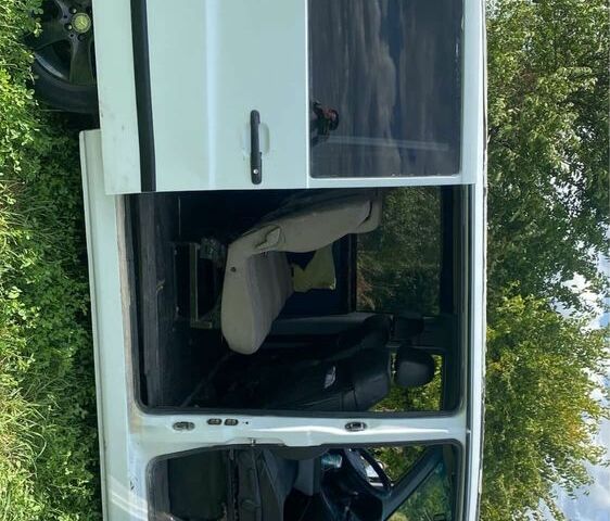 Белый Мерседес Вито, объемом двигателя 2.1 л и пробегом 400 тыс. км за 4300 $, фото 6 на Automoto.ua