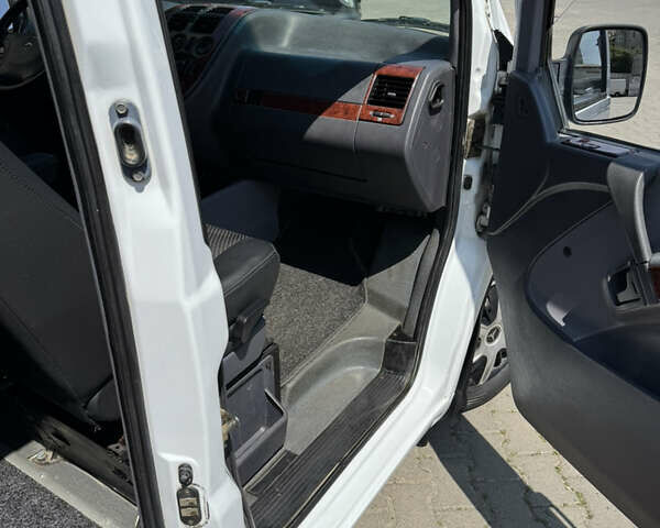 Белый Мерседес Вито, объемом двигателя 2.15 л и пробегом 301 тыс. км за 7300 $, фото 41 на Automoto.ua