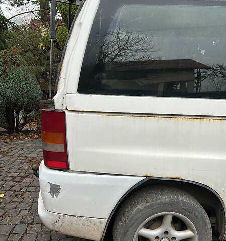 Белый Мерседес Вито, объемом двигателя 2.15 л и пробегом 250 тыс. км за 2840 $, фото 3 на Automoto.ua