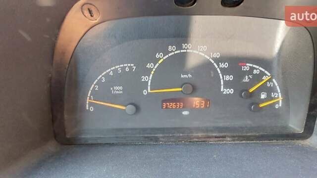 Белый Мерседес Вито, объемом двигателя 2.2 л и пробегом 373 тыс. км за 5000 $, фото 9 на Automoto.ua