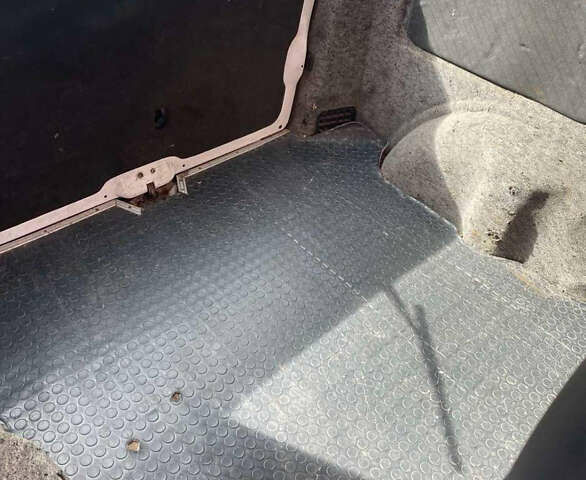 Белый Мерседес Вито, объемом двигателя 2.15 л и пробегом 329 тыс. км за 4300 $, фото 2 на Automoto.ua