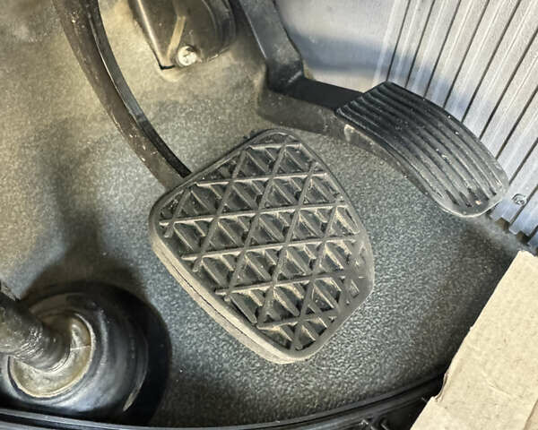 Белый Мерседес Вито, объемом двигателя 2.15 л и пробегом 301 тыс. км за 7300 $, фото 56 на Automoto.ua