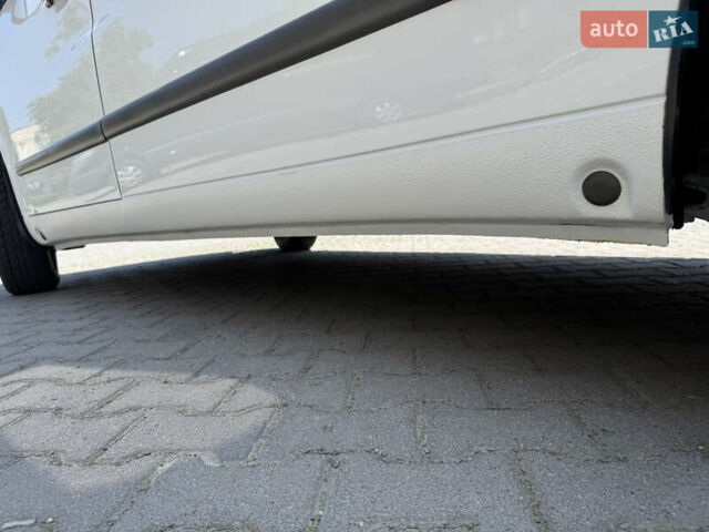 Белый Мерседес Вито, объемом двигателя 2.15 л и пробегом 301 тыс. км за 7300 $, фото 14 на Automoto.ua