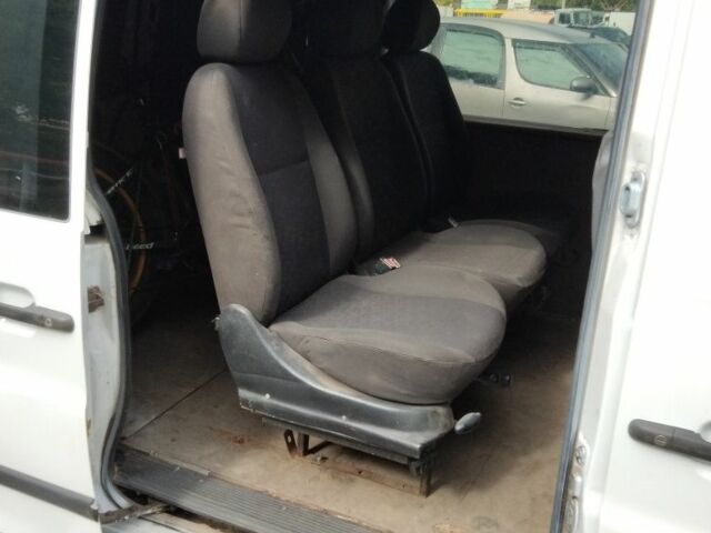 Белый Мерседес Вито, объемом двигателя 2.1 л и пробегом 400 тыс. км за 4900 $, фото 5 на Automoto.ua