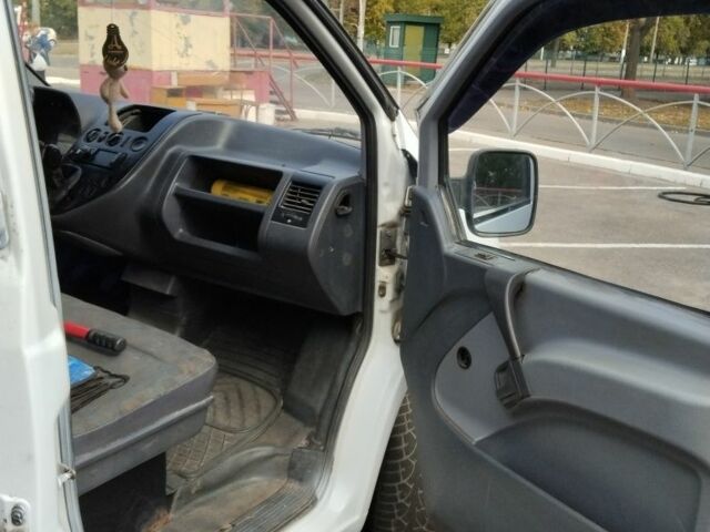 Белый Мерседес Вито, объемом двигателя 2.1 л и пробегом 400 тыс. км за 4900 $, фото 7 на Automoto.ua