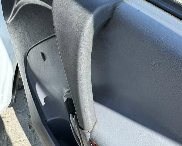 Белый Мерседес Вито, объемом двигателя 2.15 л и пробегом 301 тыс. км за 7300 $, фото 48 на Automoto.ua