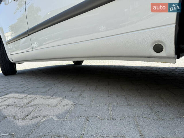 Белый Мерседес Вито, объемом двигателя 2.15 л и пробегом 302 тыс. км за 7400 $, фото 54 на Automoto.ua