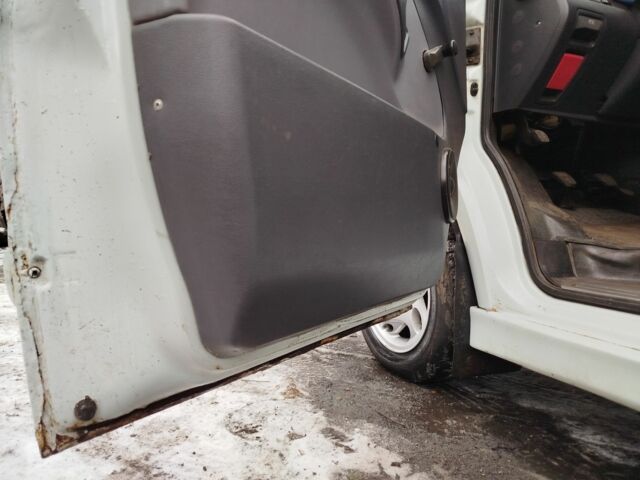 Білий Мерседес Віто, об'ємом двигуна 2.1 л та пробігом 365 тис. км за 5000 $, фото 8 на Automoto.ua