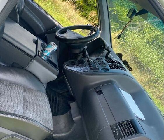 Белый Мерседес Вито, объемом двигателя 2.1 л и пробегом 400 тыс. км за 4300 $, фото 4 на Automoto.ua