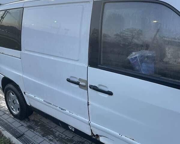 Белый Мерседес Вито, объемом двигателя 2.1 л и пробегом 450 тыс. км за 2000 $, фото 3 на Automoto.ua