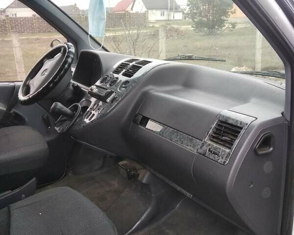 Белый Мерседес Вито, объемом двигателя 2.2 л и пробегом 415 тыс. км за 5600 $, фото 6 на Automoto.ua