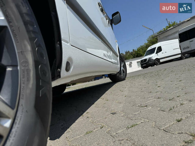 Белый Мерседес Вито, объемом двигателя 2.15 л и пробегом 301 тыс. км за 7300 $, фото 40 на Automoto.ua