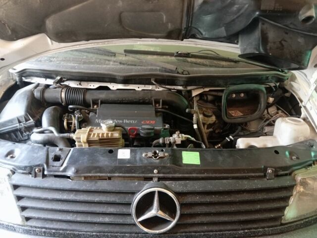 Белый Мерседес Вито, объемом двигателя 2 л и пробегом 400 тыс. км за 2638 $, фото 5 на Automoto.ua