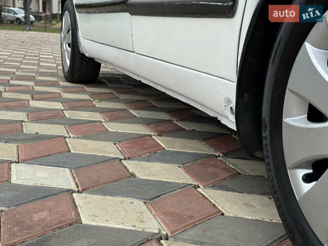 Белый Мерседес Вито, объемом двигателя 2.2 л и пробегом 401 тыс. км за 3300 $, фото 23 на Automoto.ua