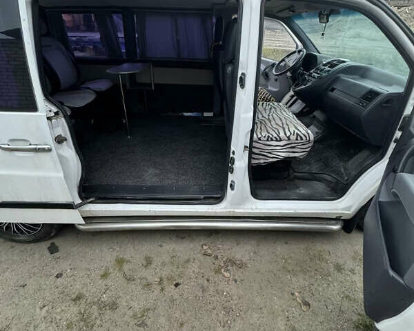 Белый Мерседес Вито, объемом двигателя 2.15 л и пробегом 270 тыс. км за 5000 $, фото 2 на Automoto.ua