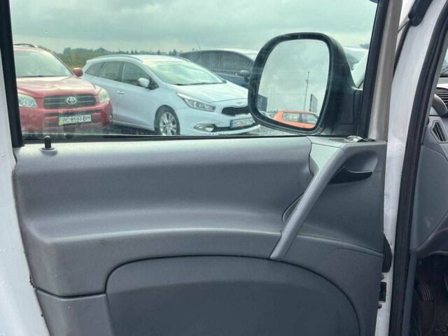 Белый Мерседес Вито, объемом двигателя 2.2 л и пробегом 482 тыс. км за 4590 $, фото 13 на Automoto.ua