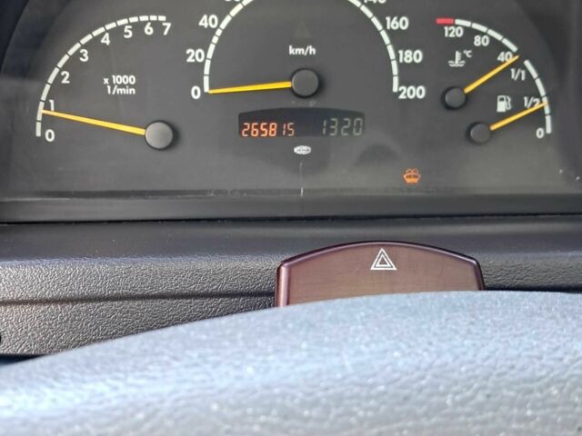 Белый Мерседес Вито, объемом двигателя 2.1 л и пробегом 265 тыс. км за 6400 $, фото 12 на Automoto.ua