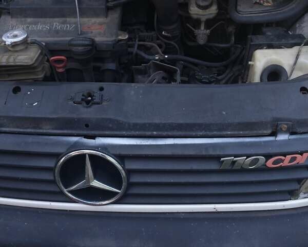 Белый Мерседес Вито, объемом двигателя 2.15 л и пробегом 400 тыс. км за 3200 $, фото 3 на Automoto.ua