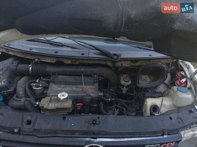 Белый Мерседес Вито, объемом двигателя 2.15 л и пробегом 400 тыс. км за 3200 $, фото 5 на Automoto.ua