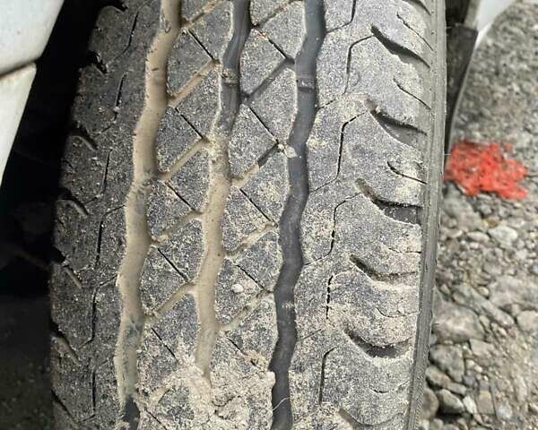 Белый Мерседес Вито, объемом двигателя 2.2 л и пробегом 350 тыс. км за 3700 $, фото 2 на Automoto.ua